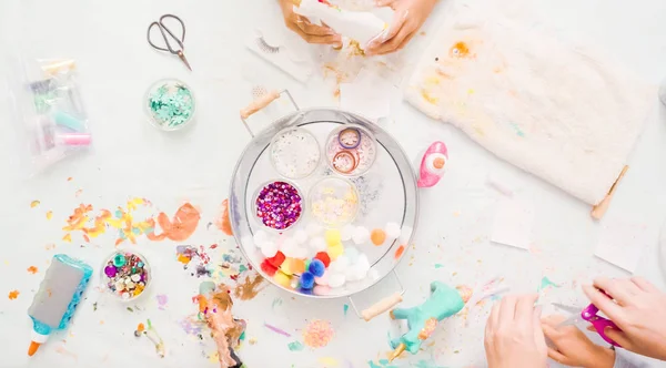 Paso Paso Niñas Decorando Papel Mache Unicornio Con Purpurina Flores — Foto de Stock