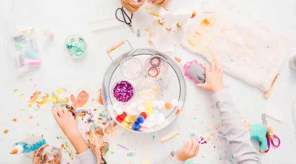 Paso Paso Niñas Decorando Papel Mache Unicornio Con Purpurina Flores — Foto de Stock