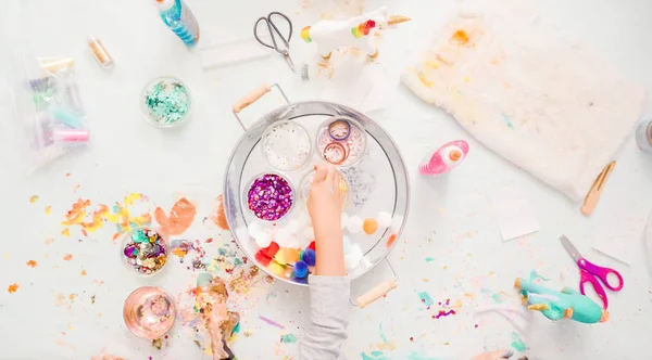 Passo Passo Meninas Pequenas Decorando Papel Mache Unicórnio Com Brilho — Fotografia de Stock