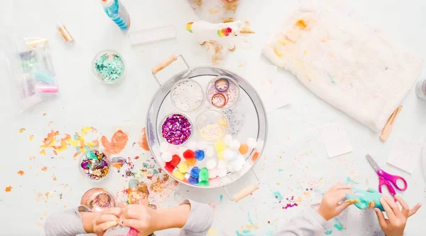 Paso Paso Niñas Decorando Papel Mache Unicornio Con Purpurina Flores — Foto de Stock