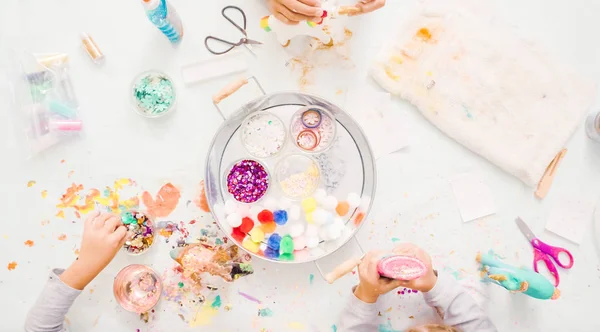 Paso Paso Niñas Decorando Papel Mache Unicornio Con Purpurina Flores — Foto de Stock