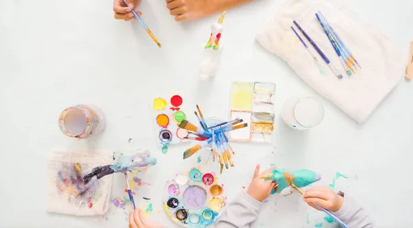 Шаг Шагом Маленькие Девочки Рисуют Бумажный Маше Единорог Акриловой Краской — стоковое фото