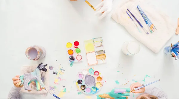 Krok Kroku Dziewczynki Malowanie Farbą Akrylową Papier Mache Jednorożca — Zdjęcie stockowe