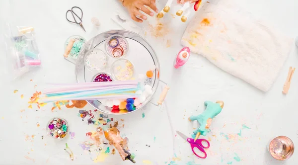 Paso Paso Niñas Decorando Papel Mache Unicornio Con Purpurina Flores — Foto de Stock