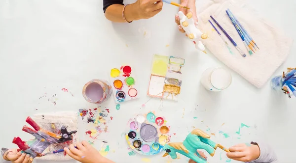 Paso Paso Niñas Pintando Papel Mache Unicornio Con Pintura Acrílica —  Fotos de Stock