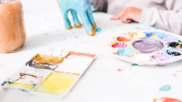 Kleine Mädchen Bemalen Papiermaché Einhorn Mit Acrylfarbe — Stockfoto