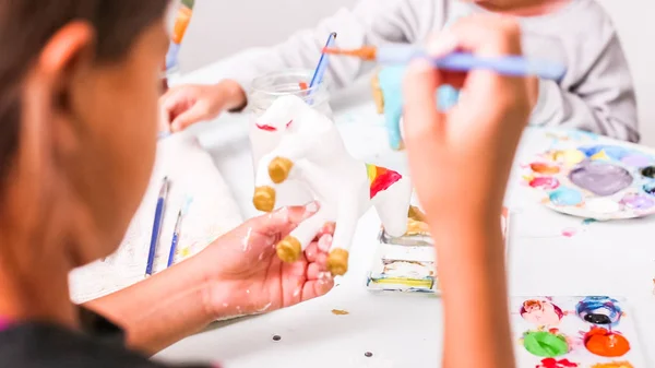 Niñas Pintando Papel Mache Unicornio Con Pintura Acrílica —  Fotos de Stock