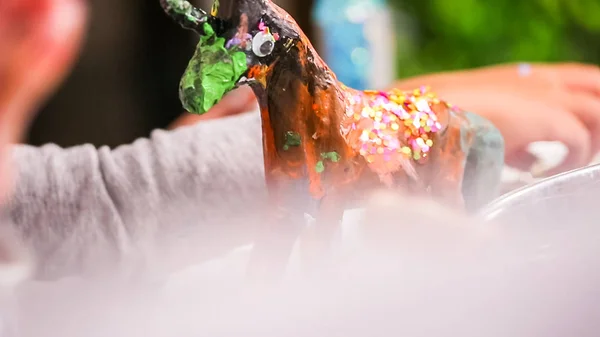 Meninas Pequenas Decorando Papel Mache Unicórnio Com Brilho Flores Papel — Fotografia de Stock