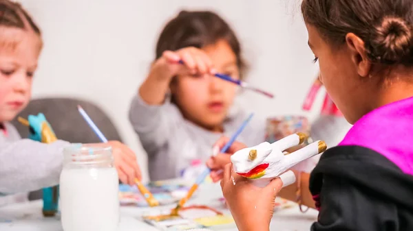Dziewczynki Malowanie Farbą Akrylową Papier Mache Jednorożca — Zdjęcie stockowe