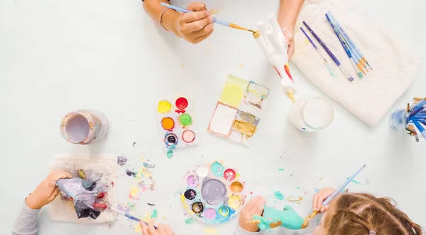 Paso Paso Niñas Pintando Papel Mache Unicornio Con Pintura Acrílica —  Fotos de Stock