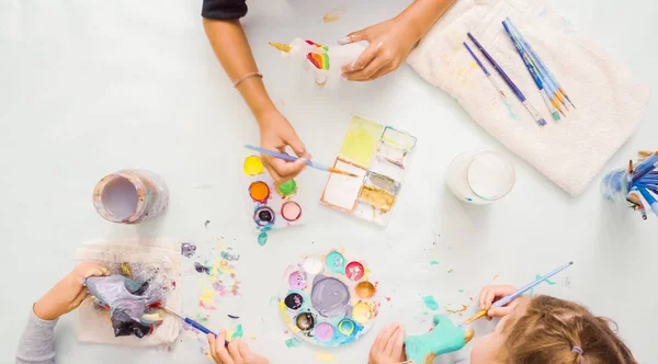 Paso Paso Niñas Pintando Papel Mache Unicornio Con Pintura Acrílica —  Fotos de Stock