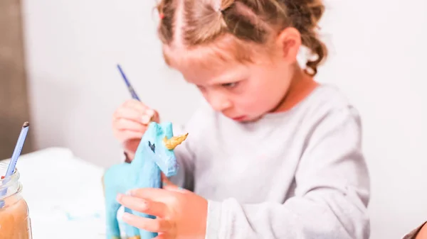 Dziewczynki Malowanie Farbą Akrylową Papier Mache Jednorożca — Zdjęcie stockowe