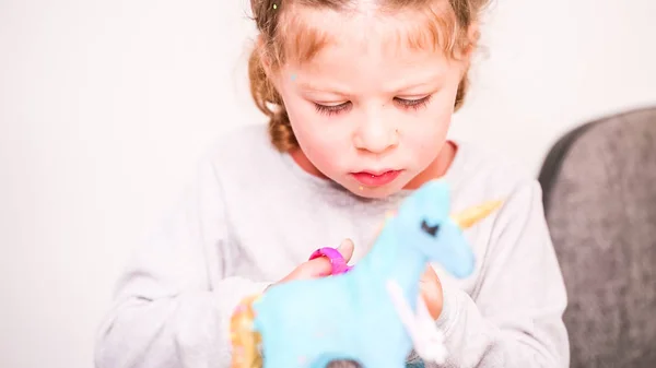 Niñas Decorando Papel Mache Unicornio Con Purpurina Flores Papel —  Fotos de Stock