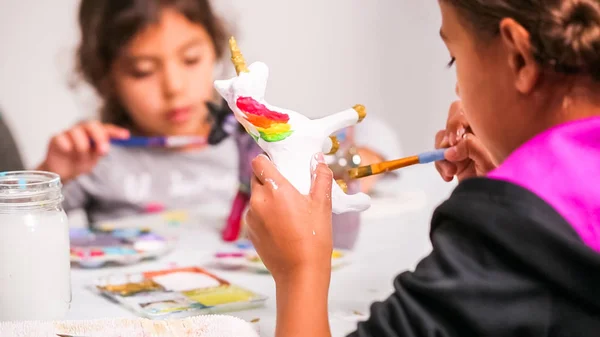 Små Flickor Målning Papper Mache Unicorn Med Akrylfärg — Stockfoto