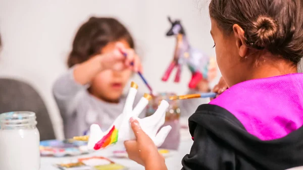 Meninas Pintando Papel Mache Unicórnio Com Tinta Acrílica — Fotografia de Stock