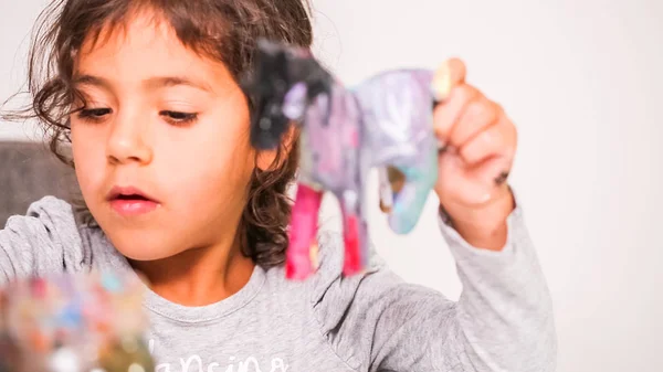 Små Flickor Målning Papper Mache Unicorn Med Akrylfärg — Stockfoto