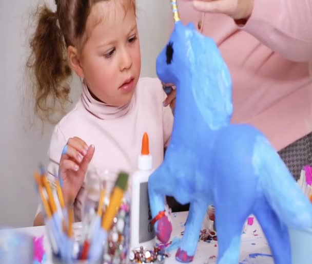 Paso Paso Madre Hija Decorando Papel Mache Unicornio Con Joyas — Vídeo de stock