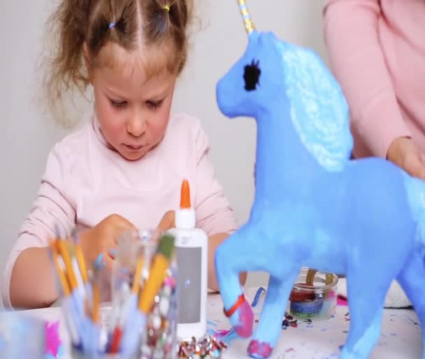 Schritt Für Schritt Mutter Und Tochter Verzieren Papiermaché Einhorn Mit — Stockvideo