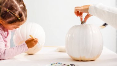 Adım adım. Anne ve kızı Halloween dekorasyon kabak unicorn tema ile zanaat.