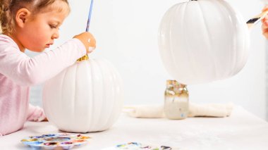 Adım adım. Anne ve kızı Halloween dekorasyon kabak unicorn tema ile zanaat.