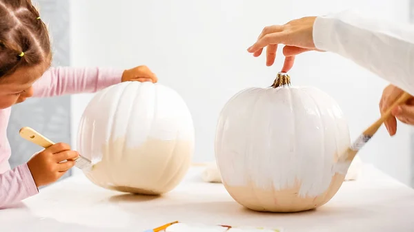 Passo Passo Mãe Filha Decorando Abóbora Artesanal Halloween Com Tema — Fotografia de Stock