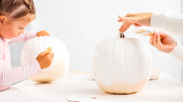 Passo Passo Mãe Filha Decorando Abóbora Artesanal Halloween Com Tema — Fotografia de Stock