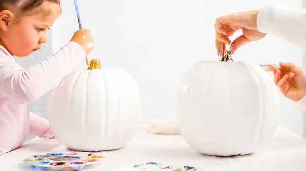 Passo Passo Mãe Filha Decorando Abóbora Artesanal Halloween Com Tema — Fotografia de Stock