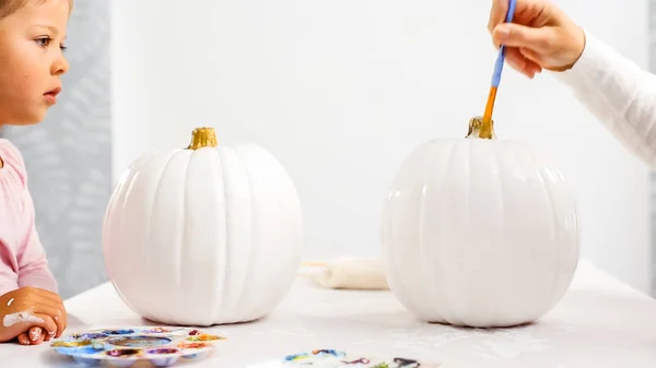 Passo Dopo Passo Madre Figlia Decorare Zucca Artigianale Halloween Con — Foto Stock