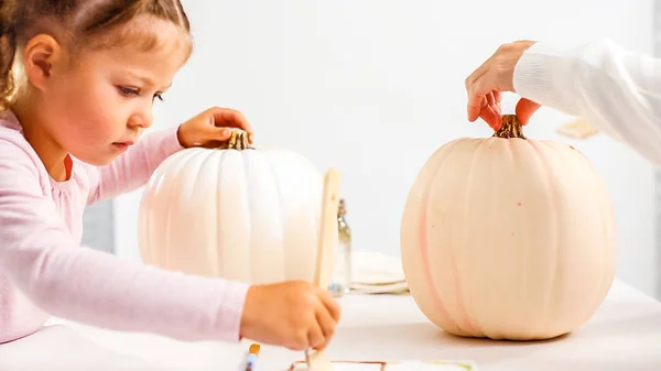 Passo Passo Mãe Filha Decorando Abóbora Artesanal Halloween Com Tema — Fotografia de Stock