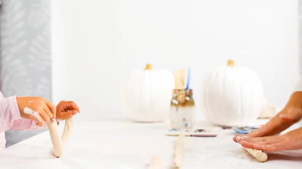 Passo Passo Mãe Filha Decorando Abóbora Artesanal Halloween Com Tema — Fotografia de Stock