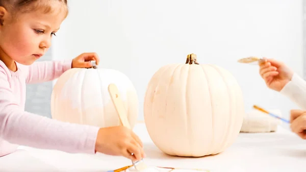 Stap Voor Stap Moeder Dochter Versieren Halloween Pompoen Met Eenhoorn — Stockfoto