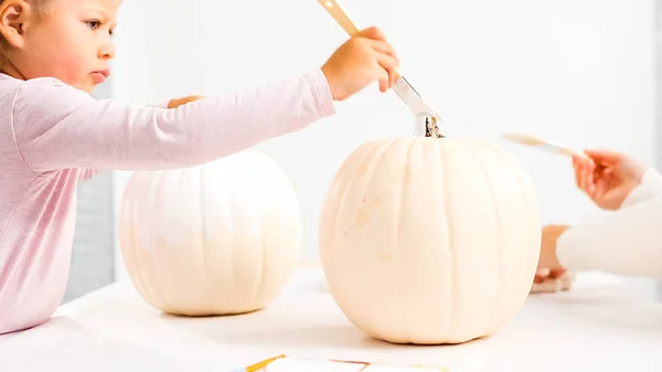 Passo Passo Mãe Filha Decorando Abóbora Artesanal Halloween Com Tema — Fotografia de Stock