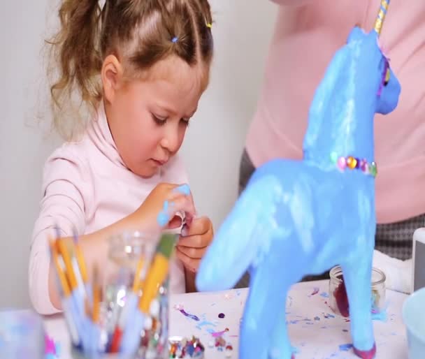 Step Step Mother Daughter Decorating Paper Mache Unicorn Jewels Paper — Stock Video