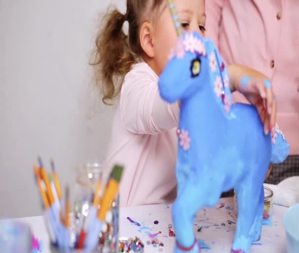 Stap Voor Stap Moeder Dochter Versieren Papier Mache Eenhoorn Met — Stockvideo