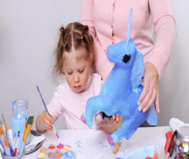 Adım adım. Anne ve kızı dekorasyon ve çiçek kağıt mache tek boynuzlu at mücevherlerle kağıt
