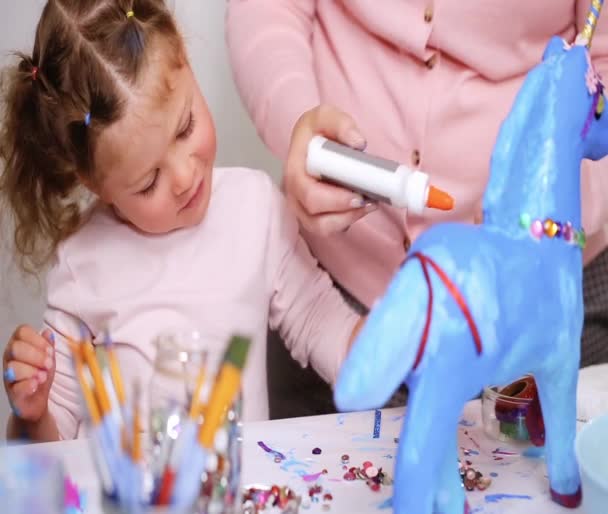 Schritt Für Schritt Mutter Und Tochter Verzieren Papiermaché Einhorn Mit — Stockvideo