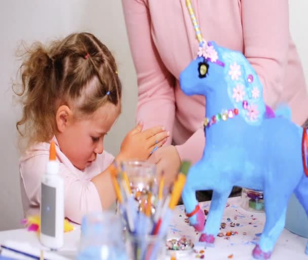 Pas Pas Mère Fille Décorant Licorne Mache Papier Avec Des — Video