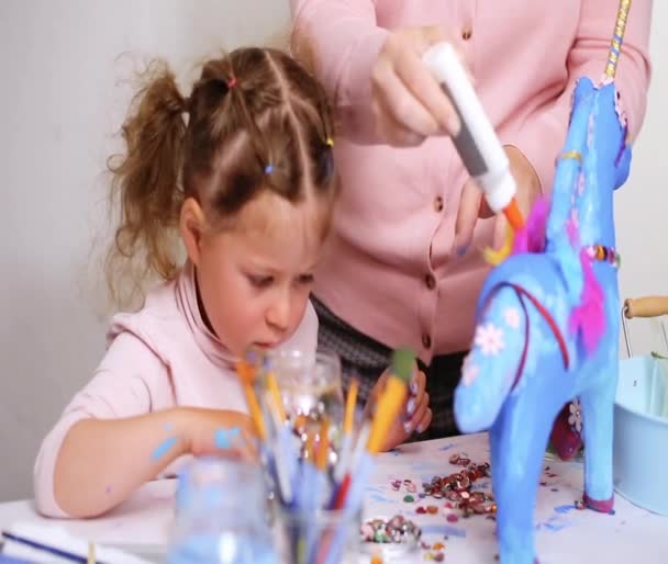 Stap Voor Stap Moeder Dochter Versieren Papier Mache Eenhoorn Met — Stockvideo