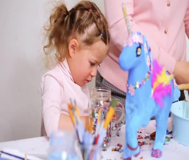 Paso Paso Madre Hija Decorando Papel Mache Unicornio Con Joyas — Vídeo de stock