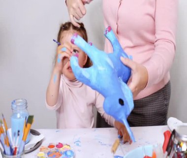 Adım adım. Anne ve kızı dekorasyon ve çiçek kağıt mache tek boynuzlu at mücevherlerle kağıt