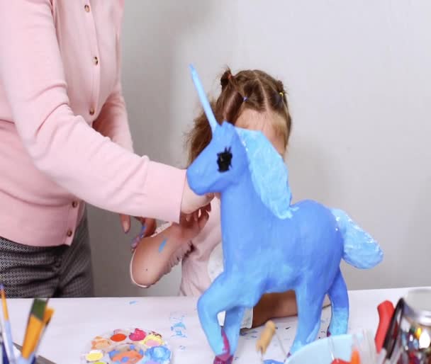 Paso Paso Madre Hija Decorando Papel Mache Unicornio Con Joyas — Vídeos de Stock