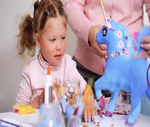 Desfasamento Temporal Passo Passo Mãe Filha Decorando Papel Mache Unicórnio — Vídeo de Stock