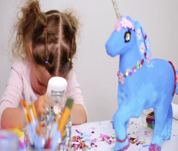 Paso Paso Pequeña Niña Decorando Papel Mache Unicornio Con Joyas — Vídeos de Stock