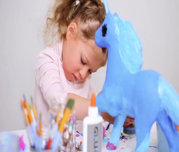 Крок Кроком Маленька Дівчинка Прикрашає Паперовий Мак Єдиноріг Коштовностями Паперовими — стокове відео