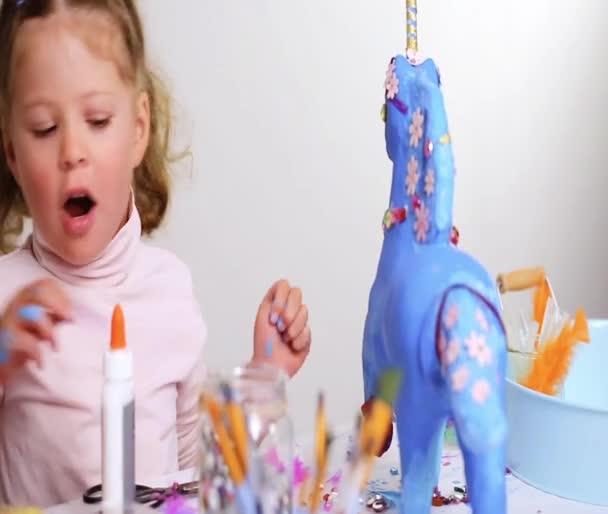 Paso Paso Pequeña Niña Decorando Papel Mache Unicornio Con Joyas — Vídeo de stock