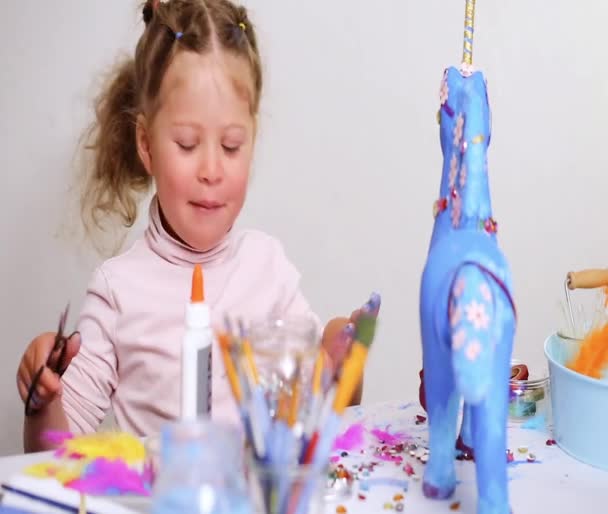 Schritt Für Schritt Kleines Mädchen Dekoriert Papiermaché Einhorn Mit Schmuck — Stockvideo