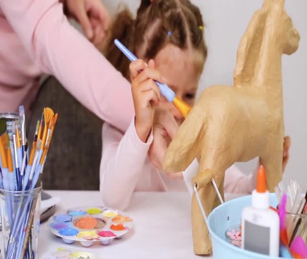 Langkah Demi Langkah Gadis Kecil Melukis Kertas Mache Unicorn Dengan — Stok Video