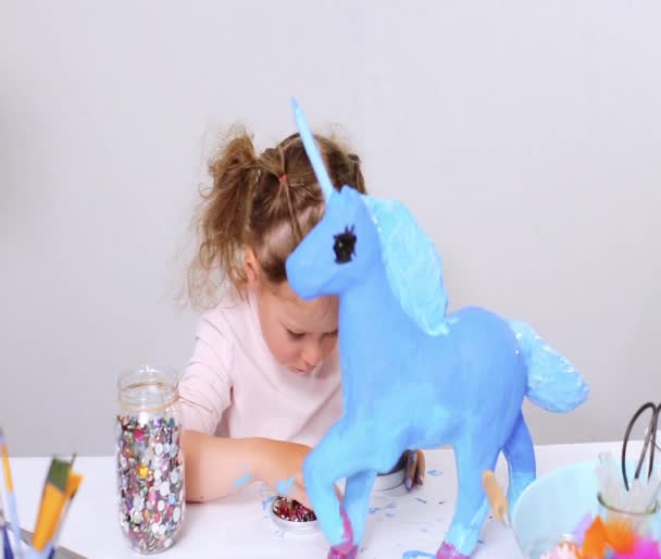 Passo Passo Menina Pintando Papel Mache Unicórnio Com Tinta Azul — Vídeo de Stock