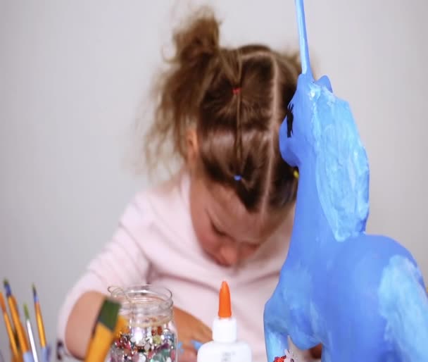 Krok Kroku Mała Dziewczynka Malarstwo Papieru Mache Jednorożca Niebieską Farbą — Wideo stockowe