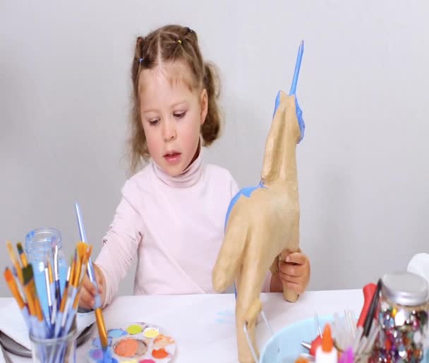 Schritt Für Schritt Kleines Mädchen Bemalt Papiermaché Einhorn Mit Blauer — Stockvideo